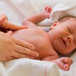 Новорожденному малышу назначают Боботик как средство от запора