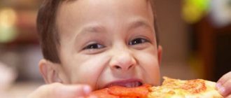 Ребенок, поедающий пиццу
